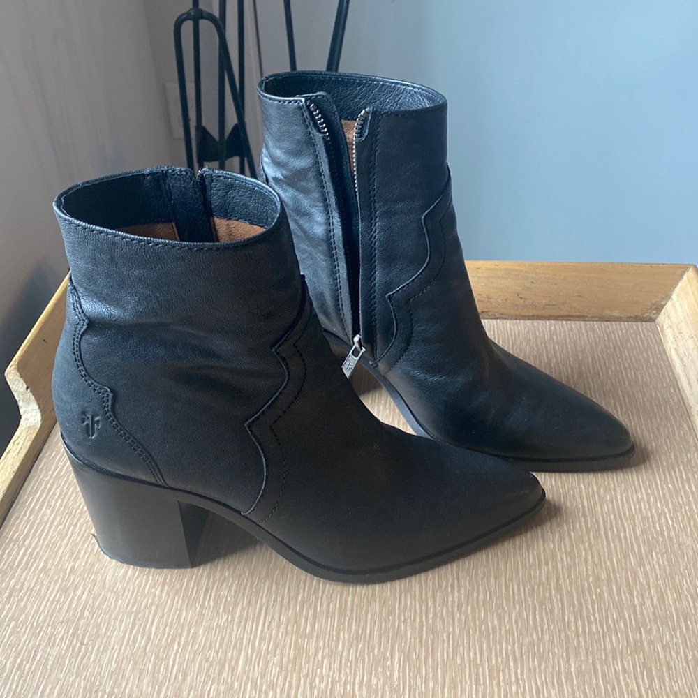 Frye Flynn Short Zip Fall/Winter  Ankle Bootie size 7